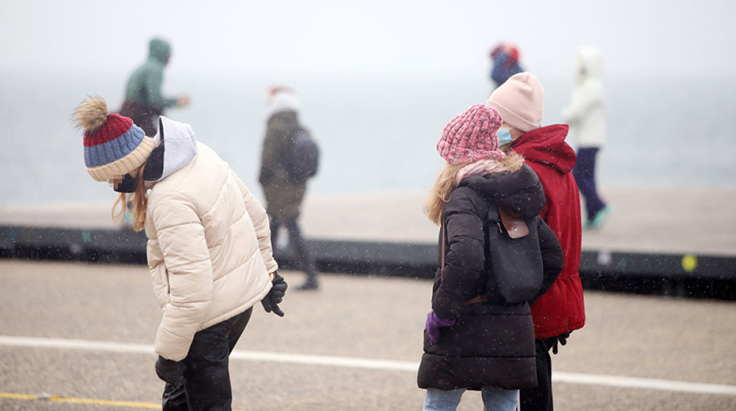 ΑΡΧΙΣΑΝ ΝΑ ΠΕΦΤΟΥΝ ΟΙ ΠΡΩΤΕΣ ΝΙΦΑΔΕΣ ΧΙΟΝΙΟΥ ΣΤΟ ΚΕΝΤΡΟ ΤΗΣ ΘΕΣΣΑΛΟΝΙΚΗΣ 