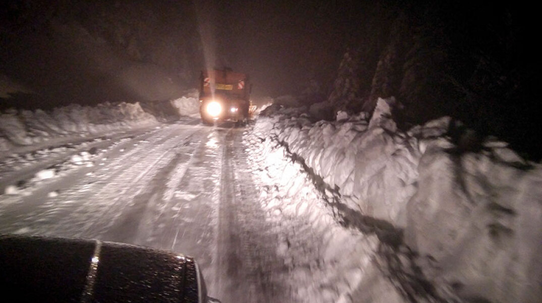 Κακοκαιρία: Αυτοκίνητο με αντιολισθητικές αλυσίδες πίσω από εκχιονιστικό μηχάνημα (ΦΩΤΟ ΑΡΧΕΙΟΥ)