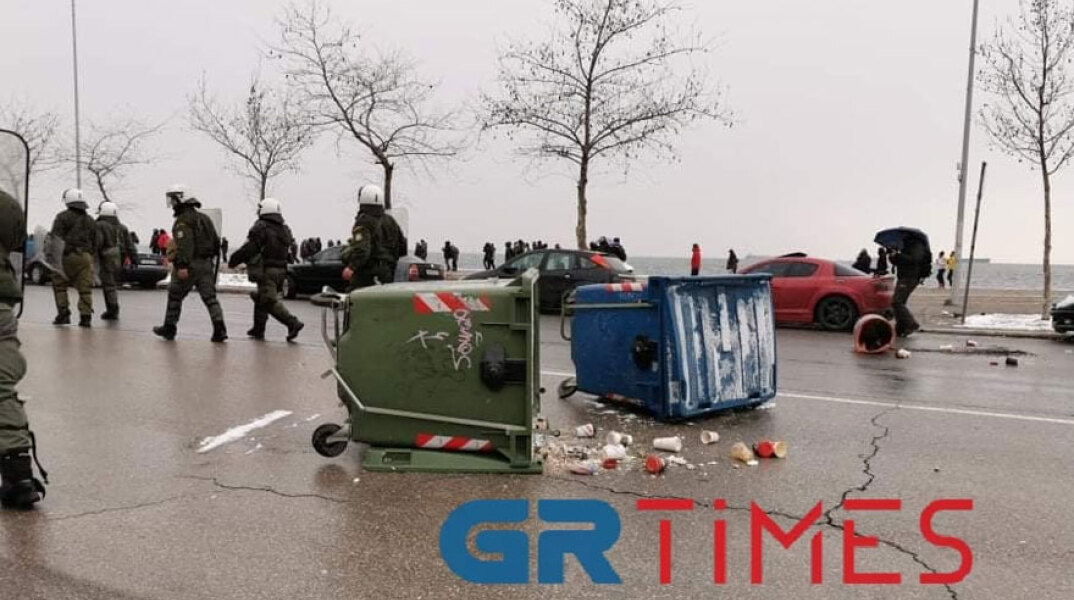 Επεισόδια στη Θεσσαλονίκη: Αρνητές της μάσκας για τον κορωνοϊό συγκρούστηκαν με αστυνομικούς και αναποδογύρισαν κάδους απορριμμάτων