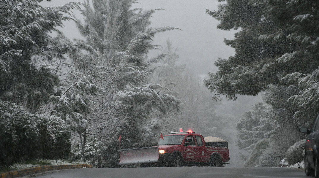 Ο ΕΟΔΥ ανακοίνωσε 332 νέα κρούσματα κορωνοϊού στην Αττική την Κυριακή 14 Φεβρουαρίου 2021, την ώρα που η κακοκαιρία «Μήδεια» έντυσε στα λευκά τον Διόνυσο