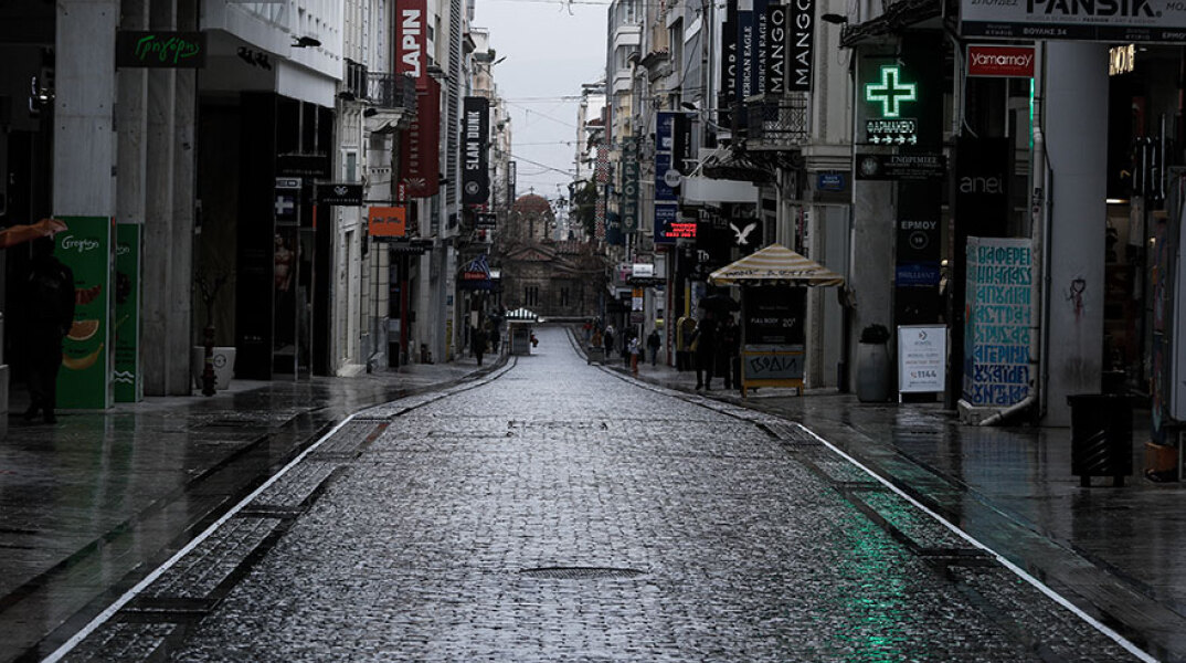 Χωρίς κόσμο η Ερμού, ενώ δεν σταματά να βρέχει, καθώς η κακοκαιρία «Μήδεια» επηρεάζει την Αττική