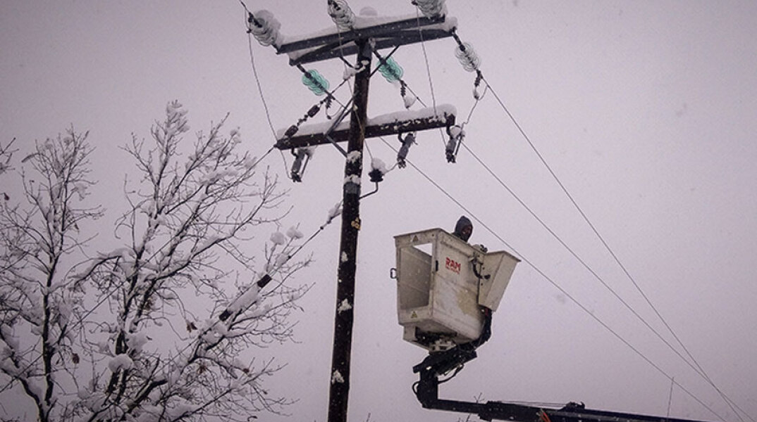 Κακοκαιρία: Συνεργείο της ΔΕΗ σε κολόνα του δικτύου ηλεκτρισμού εν μέσω χιονόπτωσης