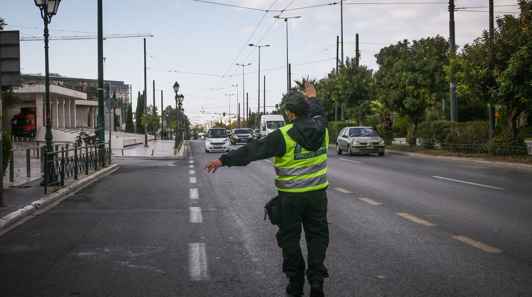 Lockdown στην Αττική: Δημοτικός αστυνομικός σταματά για έλεγχο οδηγό αυτοκινήτου - Νέα έντυπα μετακίνησης εργαζομένων από τη Δευτέρα 15 Φεβρουαρίου 2021