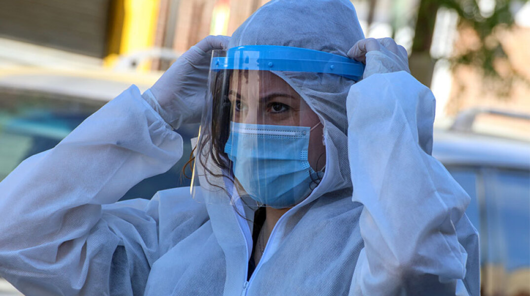 Νοσηλεύτρια με μάσκα για τον κορωνοϊό και προστατευτική ασπίδα προσώπου