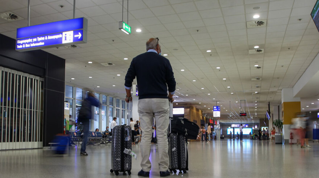 Αεροδρόμιο «Ελευθέριος Βενιζέλος» - Ταξιδιώτης με μάσκα για τον κορωνοϊό