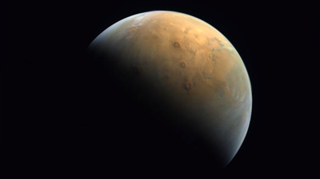 Ο πλανήτης Άρης όπως τον κατέγραψε το διαστημικό σκάφος «Hope» των Ηνωμένων Αραβικών Εμιράτων, που βρίσκεται σε τροχιά γύρω από τον «Κόκκινο Πλανήτη»