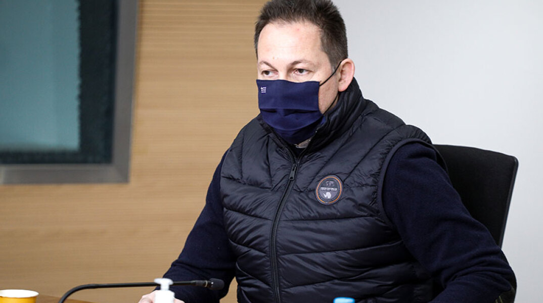 Στέλιος Πέτσας με μάσκα για τον κορωνοϊό