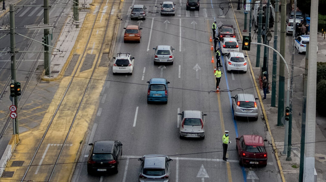 Lockdown στην Αθήνα - Μετακίνηση εργαζομένων: Έλεγχοι της ΕΛ.ΑΣ στον δρόμο που οδηγεί στο Σύνταγμα