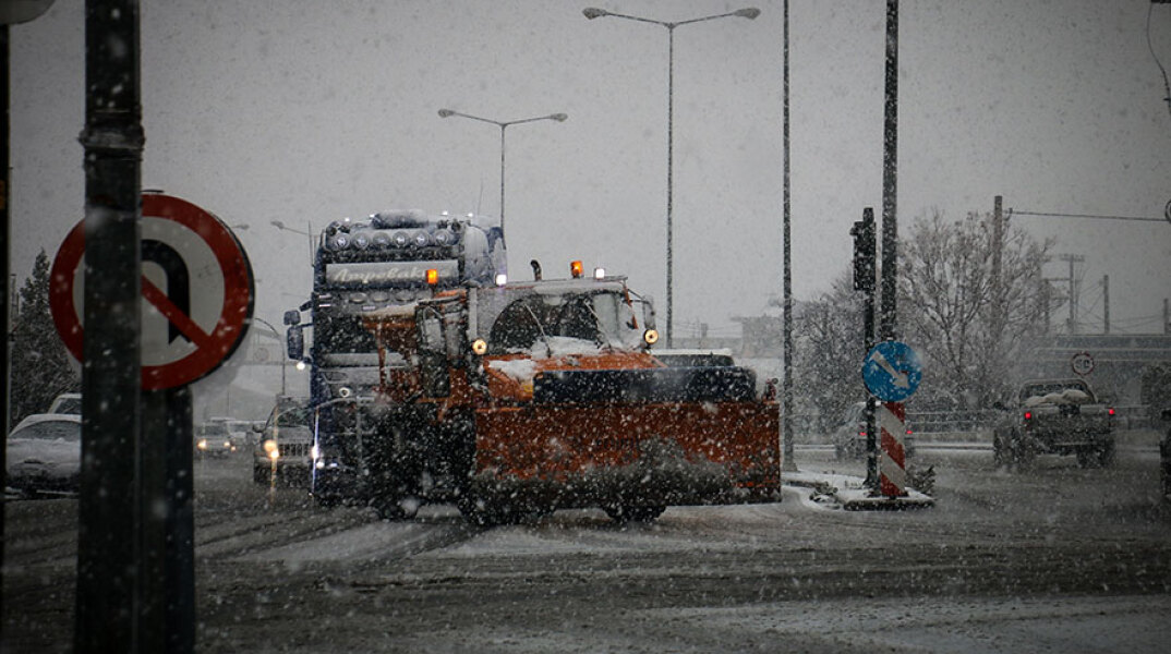 Κακοκαιρία: Πυκνή χιονόπτωση με τη χρήση αλυσίδων να είναι απαραίτητη για τα οχήματα