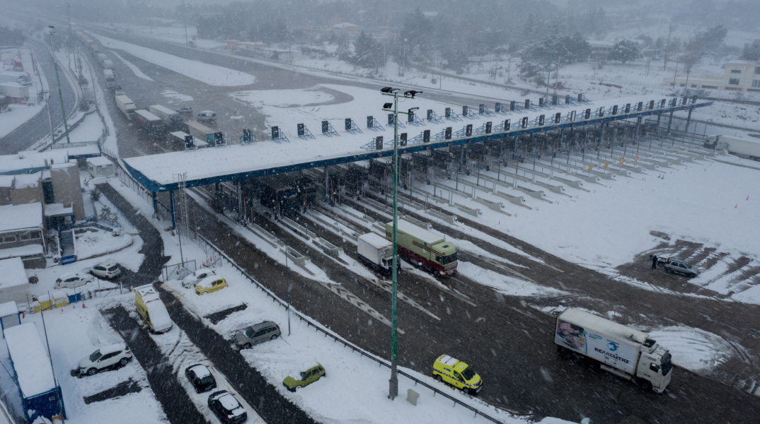 Κακοκαιρία «Μήδεια»: Η εθνική οδός Αθηνών - Λαμίας, διόδια Αφιδνών, με πυκνή χιονόπτωση