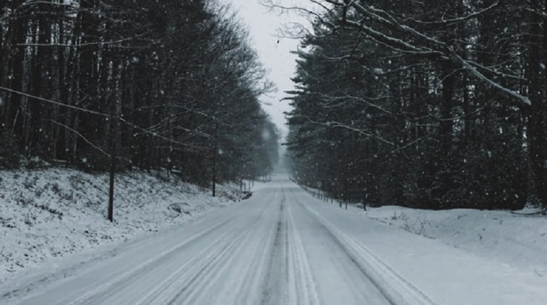 Δρόμος καλυμμένος από χιόνι