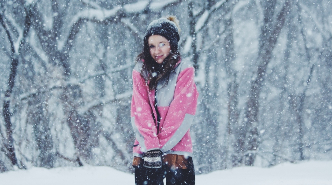 Κοπέλα στα χιόνια