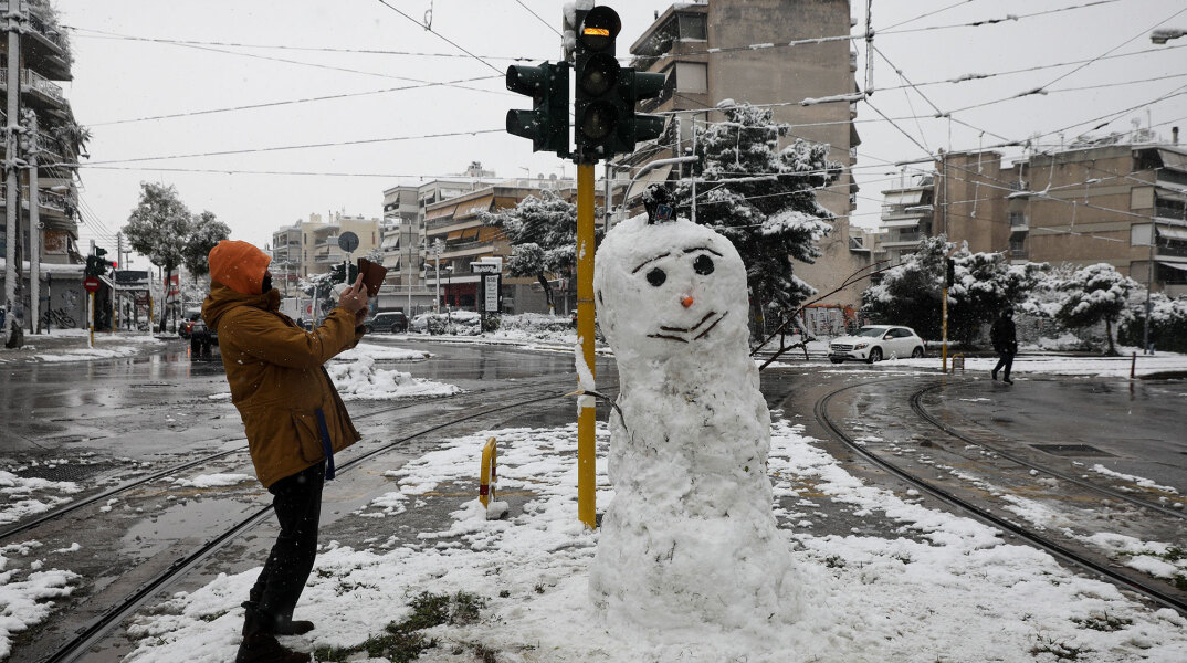 Κακοκαιρία «Μήδεια»: Χιονάνθρωπος ανάμεσα στις γραμμές του Τραμ στη χιονισμένη Αττική