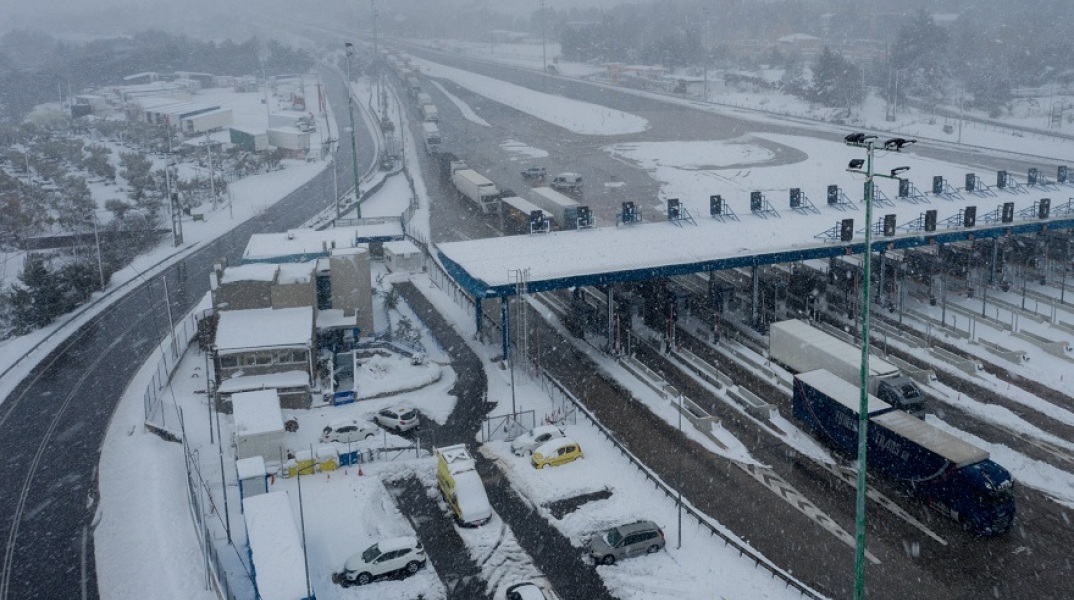 Στιγμιότυπο από τη χιονισμένη εθνική οδό Αθηνών - Λαμίας την Δευτέρα 15 Φεβρουαρίου