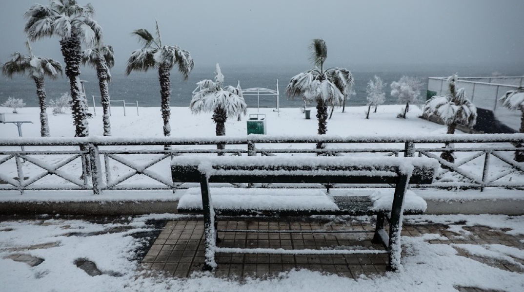 Χιονόπτωση στην παραλία του Παλαιού Φαλήρου