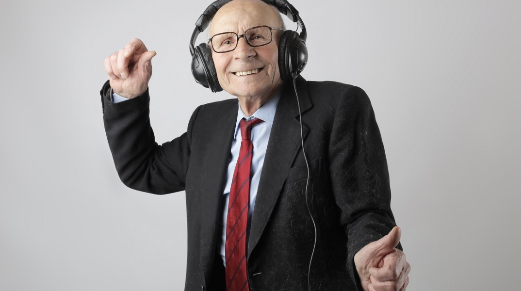 Ηλικιωμένος που χορεύει με ακουστικά