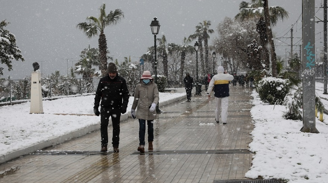 Βόλτα στο Φάληρο για πολίτες παρά τη χιονόπτωση