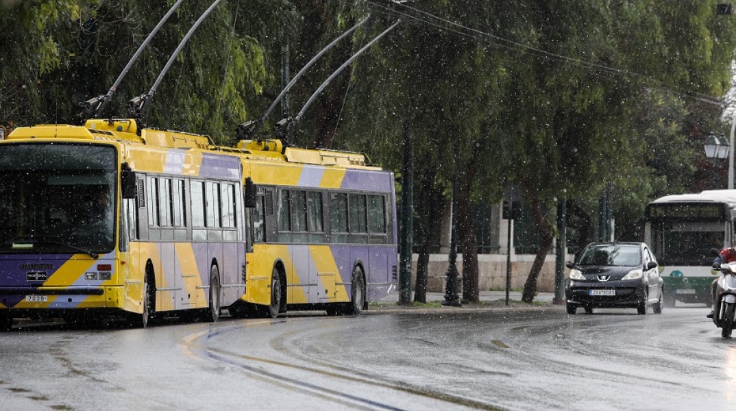 Λεωφορείο και τρόλεϊ στο κέντρο της Αθήνας