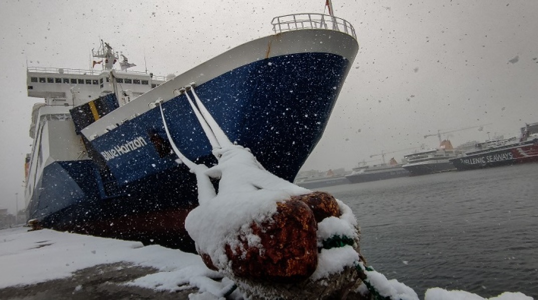 Δεμένα πλοία στο λιμάνι του Πειραιά