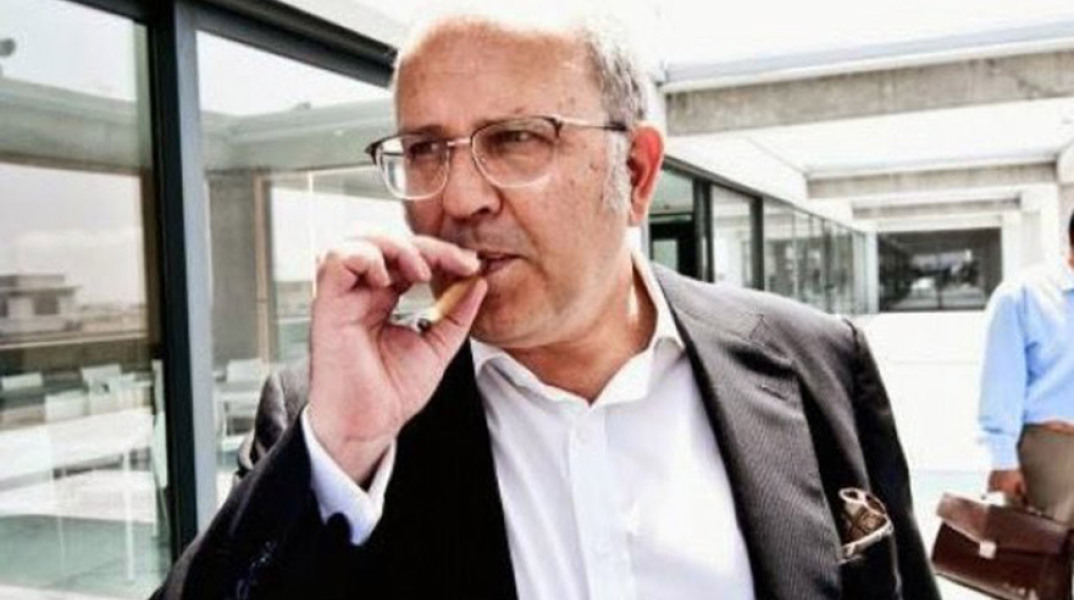 Ο Νίκος Ξυδάκης με πούρο μεσα στο Μουσείο Σύγχρονης Τέχνης 