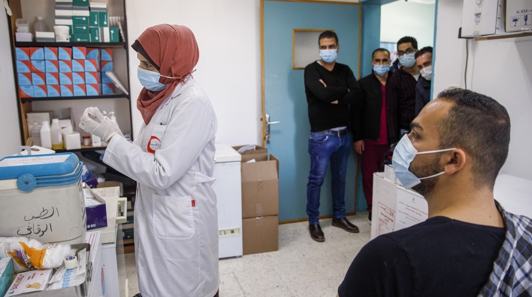 Παλαιστίνια νοσοκόμα ετοιμάζει εμβόλιο της Moderna, Βηθλεέμ, 7 Φεβρουαρίου 2021