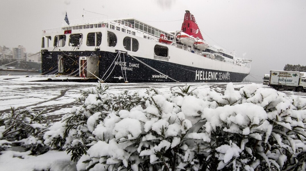 Το χιονισμένο λιμάνι του Πειραιά