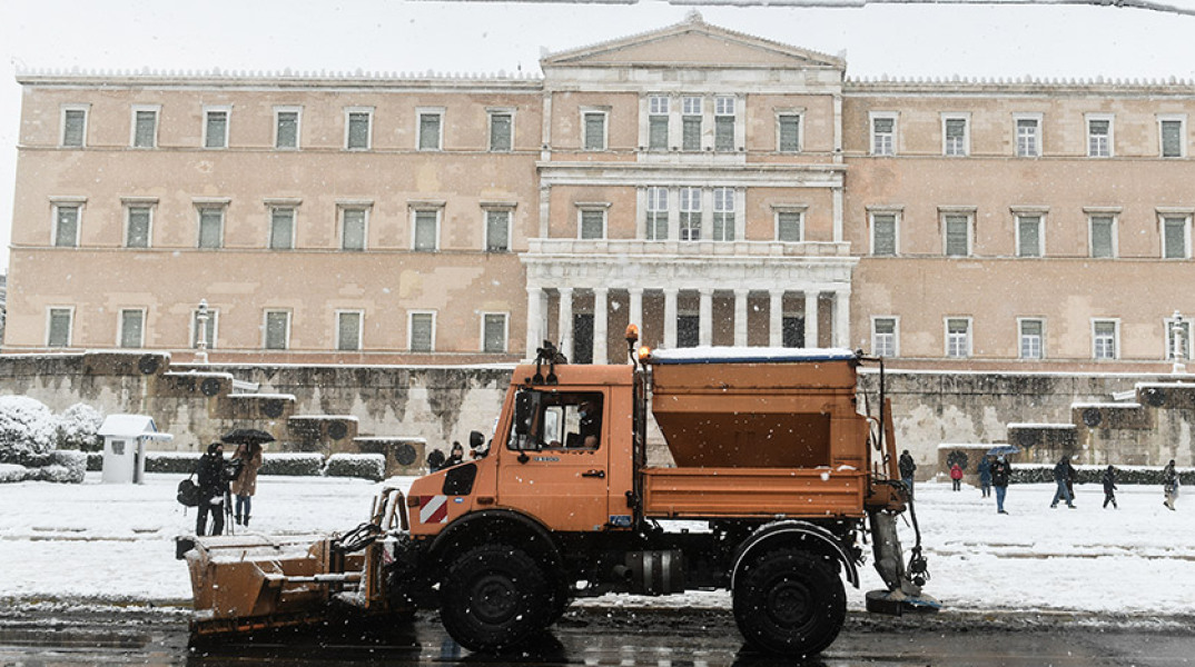 ΚΑΘΑΡΙΣΜΟΣ ΤΗΣ ΠΛΑΤΕΙΑΣ ΣΥΝΤΑΓΜΑΤΟΣ ΑΠΟ ΣΥΝΕΡΓΕΙΑ ΤΟΥ ΔΗΜΟΥ ΑΘΗΝΑΙΩΝ 