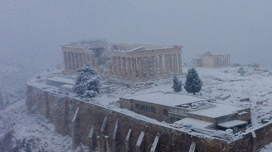 XIONΙΖΕΙ ΣΥΝΕΧΩΣ ΣΤΟ ΚΕΝΤΡΟ ΤΗΣ ΑΘΗΝΑΣ.ΕΙΚΟΝΕΣ ΜΕ DRONE ΑΠΟ ΤΗΝ ΠΕΡΙΟΧΗ ΤΗΣ ΠΛΑΚΑΣ.
