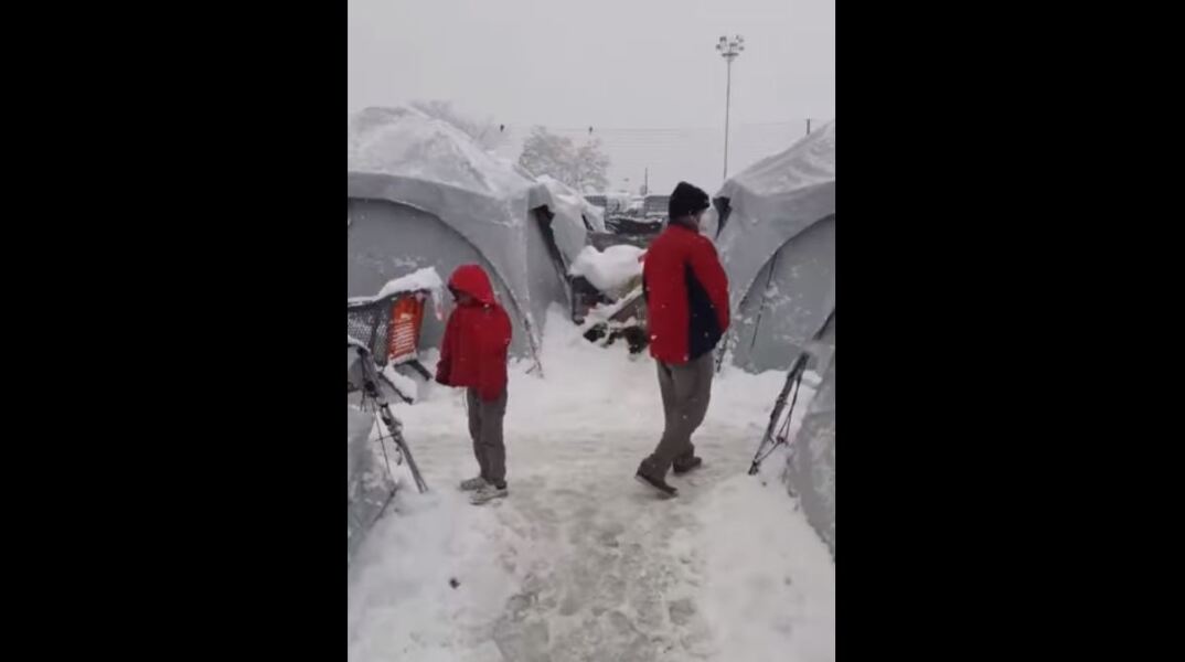 Χιόνια σε σκηνές προσφύγων στον Ελαιώνα