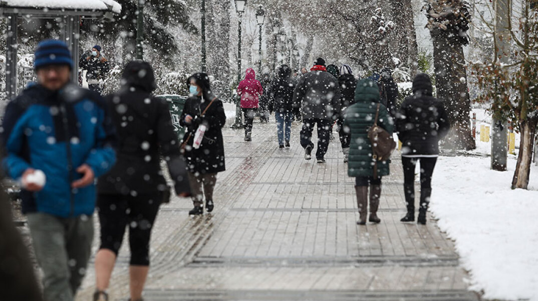 Παλαιό Φάληρο: Βόλτα στην παραλία εν μέσω χιονόπτωσης
