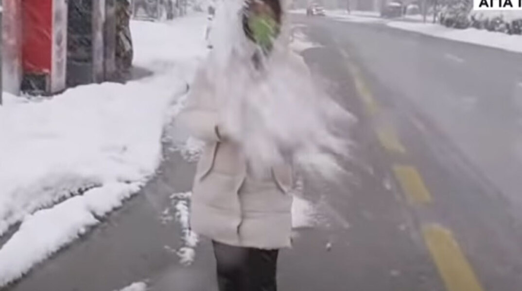 Η Μάνια Αλιβιζάτου δέχτηκε χιονόμπαλες σε live μετάδοση από την Αγία Παρασκευή για την κακοκαιρία «Μήδεια»