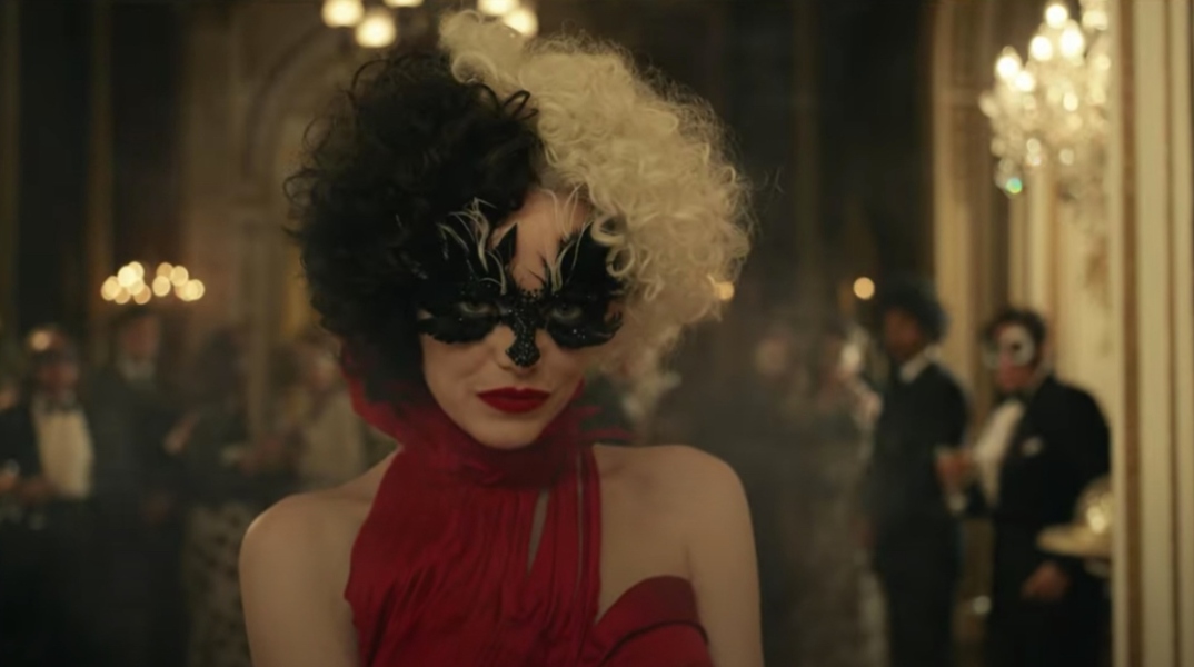 Η Έμμα Στόουν ως Κρουέλα ντε Βιλ στην ταινία «Cruella»