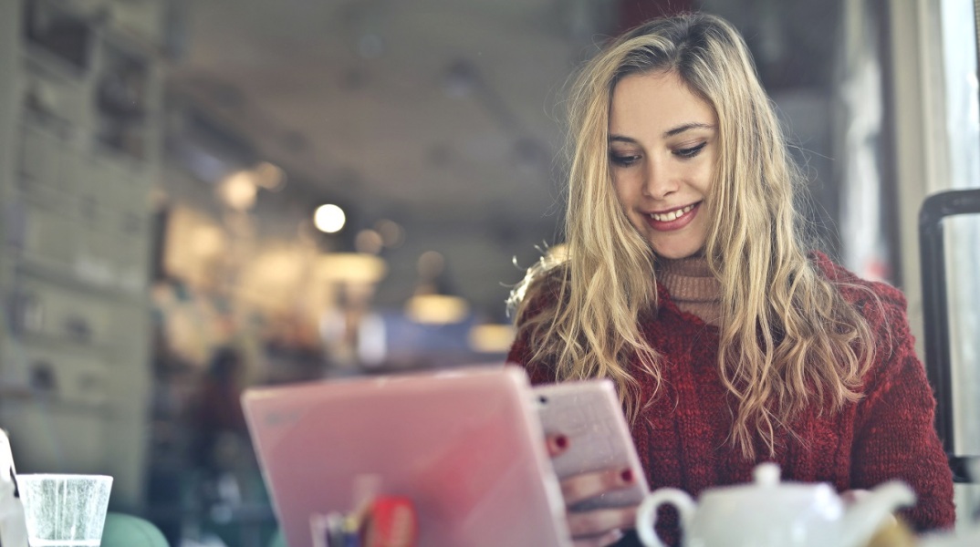 Κοπέλα που κρατάει κινητό τηλέφωνο