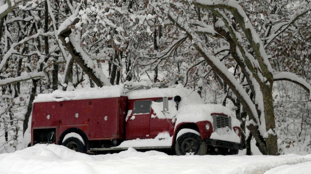 Πυροσβεστικό όχημα στα χιόνια