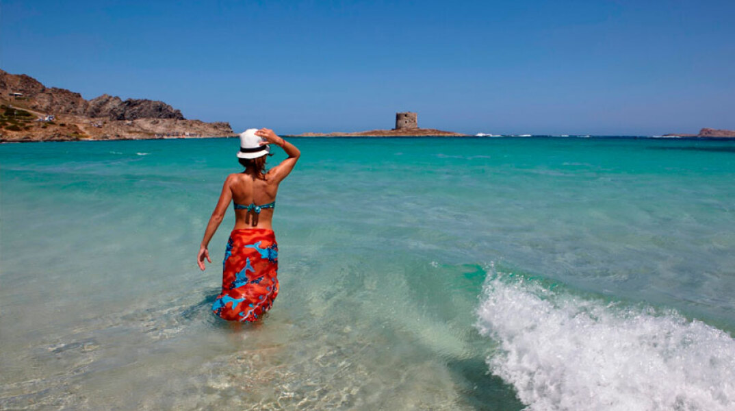 Λουόμενη σε παραλία στη Σαρδηνία