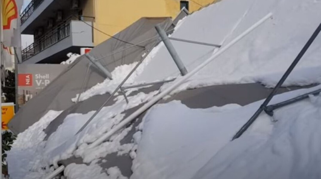 Στέγαστρο βενζινάδικου καταρρέει από το χιόνι