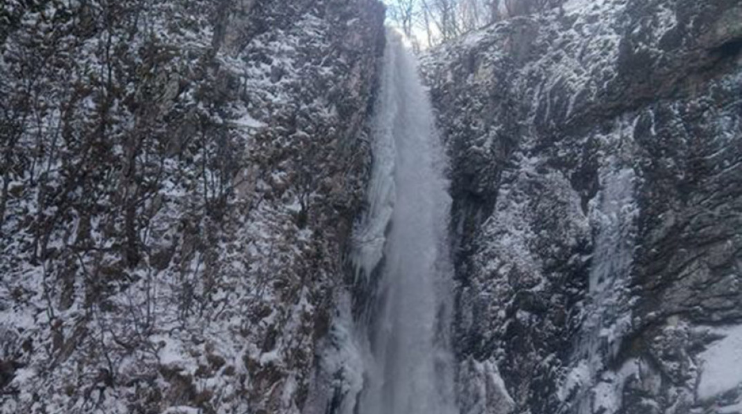 Ξάνθη: Πάγωσε ο καταρράκτης του Λειβαδίτη 
