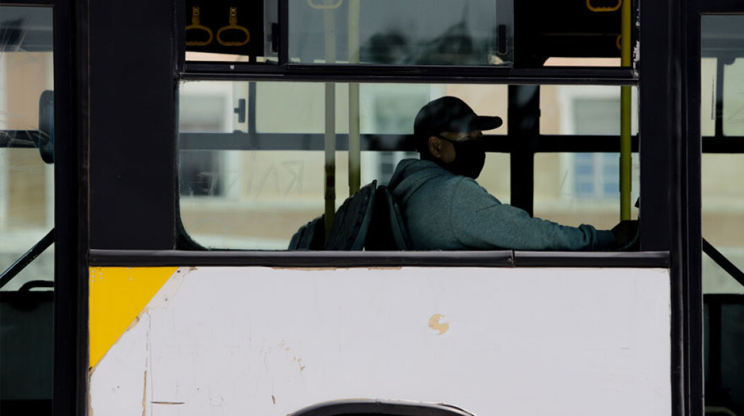 Επιβάτης σε λεωφορείο - Η επιτροπή λοιμωξιολόγων εξετάζει να προτείνει τη διπλή μάσκα ως νέο μέτρο σε σούπερ μάρκετ και ΜΜΜ