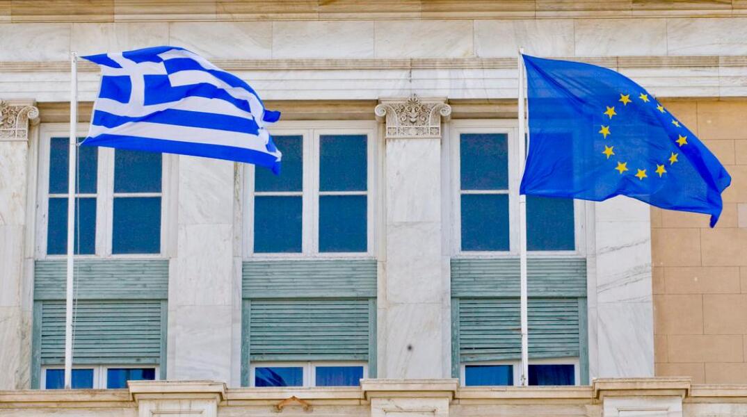 Σημαίες της Ελλάδας και της Ευρωπαϊκής Ένωσης στη Βουλή των Ελλήνων