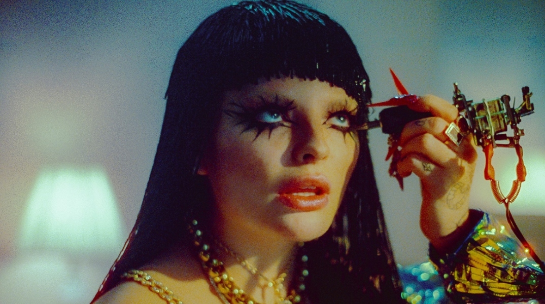 Η Faangs σε στιγμιότυπο από το μουσικό βίντεο του τραγουδιού της, Relapse