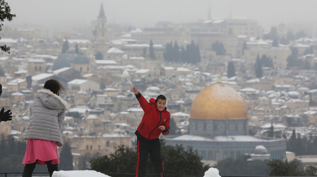 Σπάνια χιονόπτωση στην Ιερουσαλήμ: Παιδιά παίζουν χιονοπόλεμο