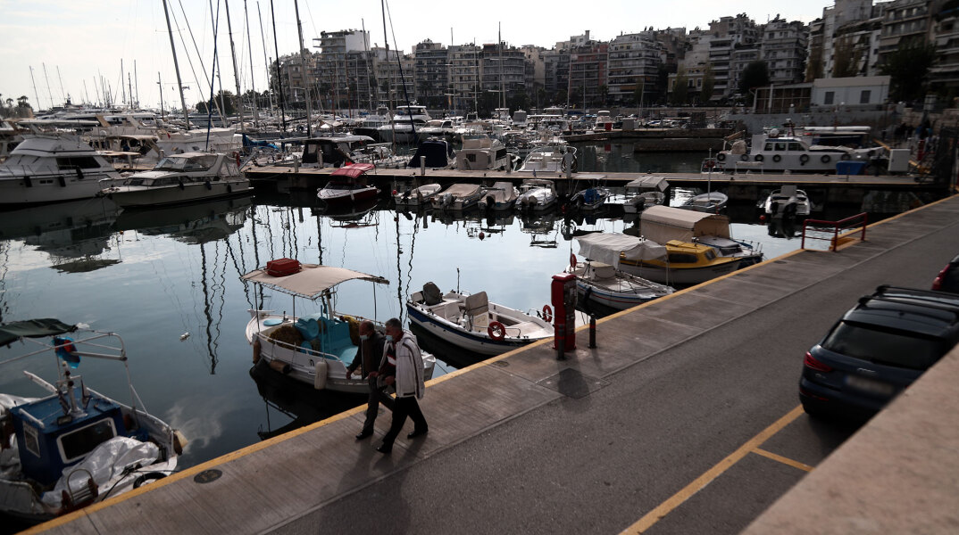 Κορωνοϊός στον Πειραιά - Πολίτες περπατούν σε προβλήτα