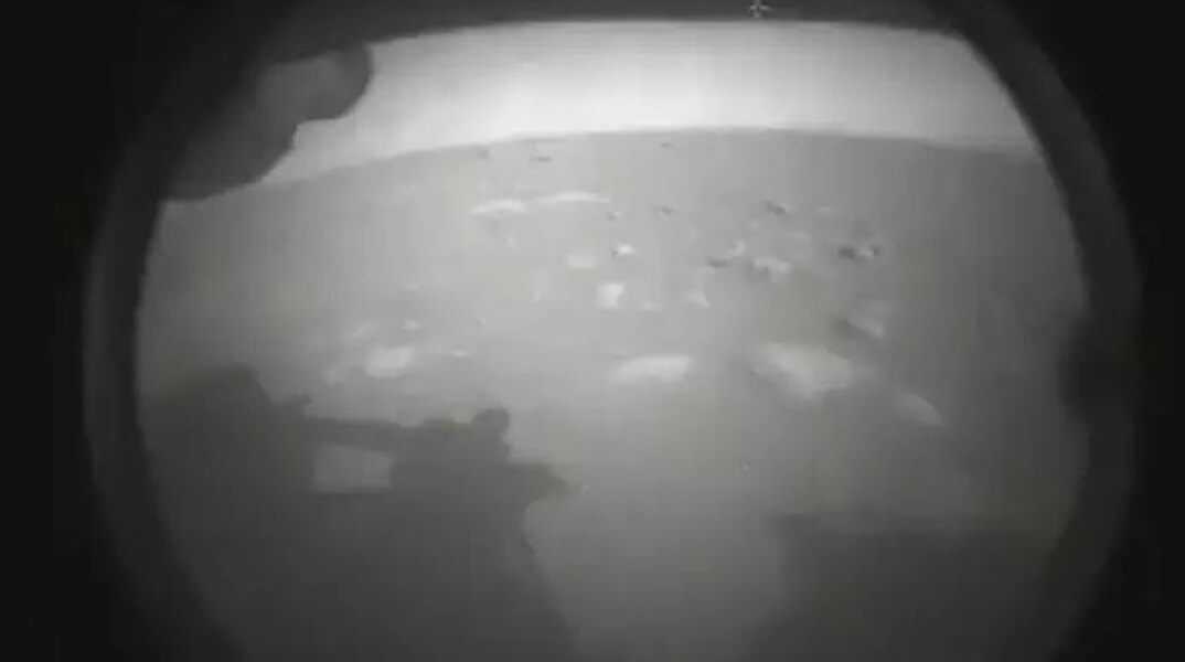 «Perseverance»: Η πρώτη φωτογραφία που έστειλε το διαστημικό ρόβερ από την επιφάνεια του «Κόκκινου Πλανήτη»
