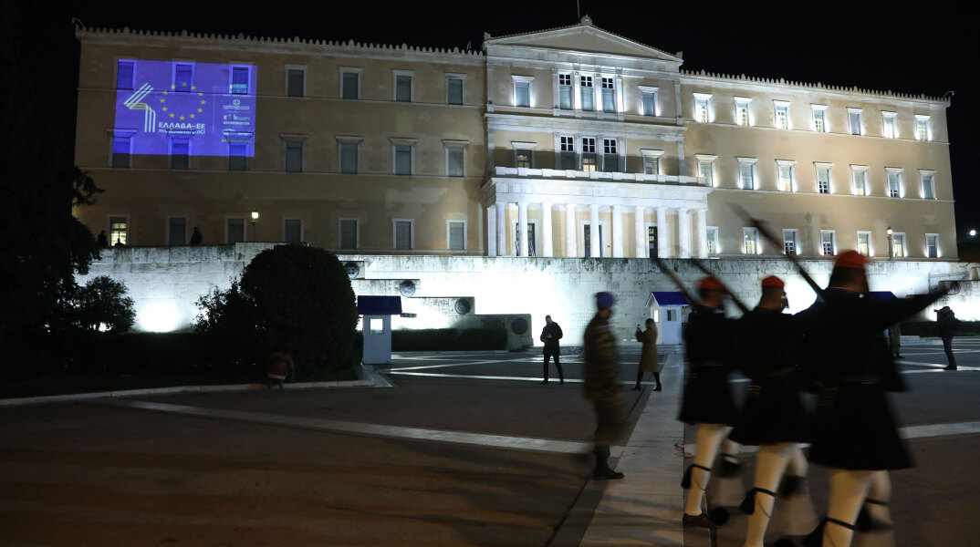 «Ελλάδα - ΕΕ: 40 χρόνια πιο δυνατοί μαζί» - Η φωταγώγηση της Βουλής την ώρα που αλλάζει η Προεδρική Φρουρά
