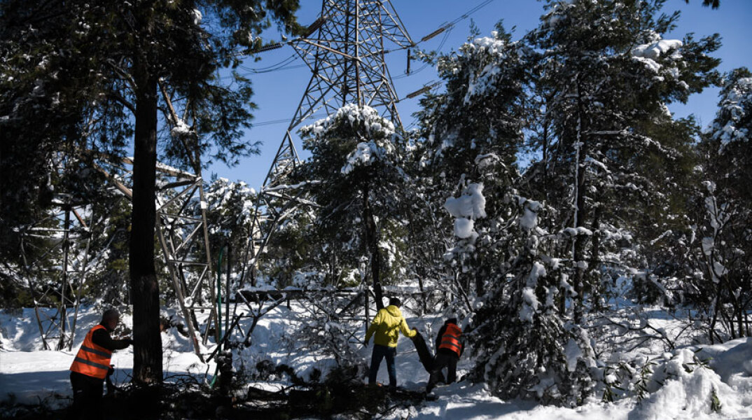 Κακοκαιρία «Μήδεια»: Συνεργείο του ΔΕΔΔΗΕ προσπαθεί να αποκαταστήσει βλάβες στο δίκτυο ηλεκτροδότησης