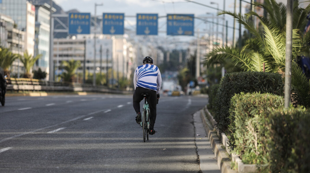 Αττική - Lockdown: Ποδηλάτης ανεβαίνει την άδεια λεωφόρο Συγγρού - 741 νέα κρούσματα κορωνοϊού το τελευταίο 24ωρο στον νομό | 19.02.2021