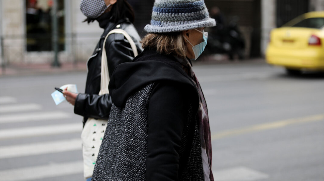 Γυναίκες με μάσκα για τον κορωνοϊό στην Αττική - Παρατείνεται το σκληρό lockdown μέχρι τις 28 Φεβρουαρίου 2021