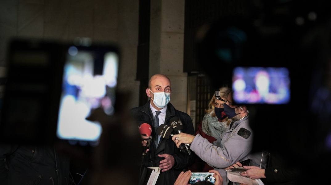 Υπόθεση Δημήτρη Λιγνάδη: Σε δηλώσεις προχώρησε έξω από τη ΓΑΔΑ ο δικηγόρος του συλληφθέντα ηθοποιού – σκηνοθέτη, Νίκος Γεωργουλέας