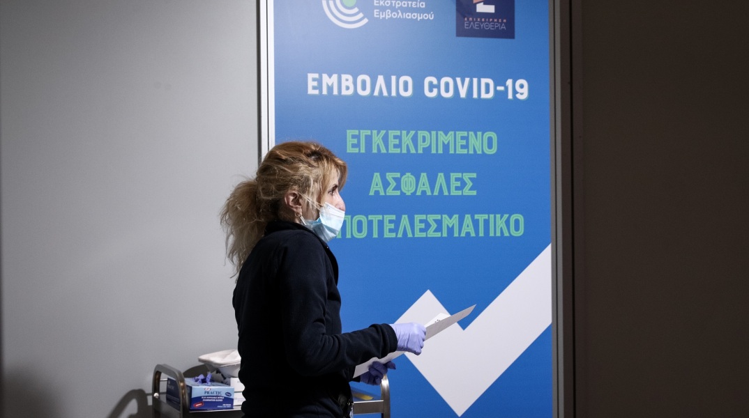 Στη μείωση κρουσμάτων κορωνοϊού στις ηλικίες που εμβολιάστηκαν αναφέρθηκε ο πρύτανης του ΕΚΠΑ, Θάνος Δημόπουλος – αισιοδοξία για τα επιδημιολογικά δεδομένα