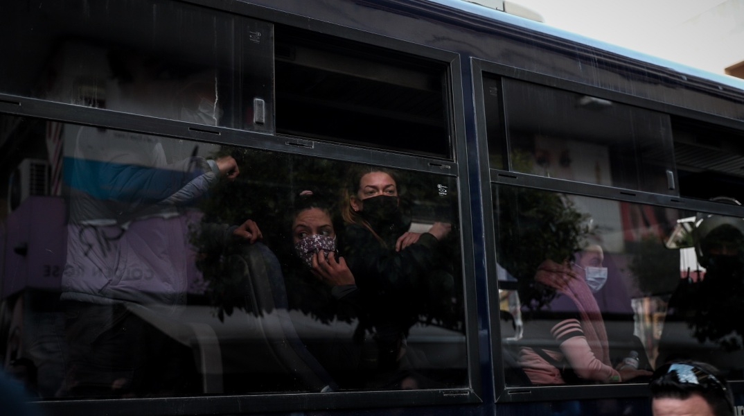 Αστυνομικές δυνάμεις προχώρησαν σε δεκάδες προσαγωγές μετά από παρέμβαση ομάδας αγνώστων υπέρ του Δημήτρη Κουφοντίνα